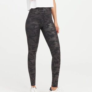 SPANX Faux Leather Matte Black Shiny Camo Leggings Size Medium